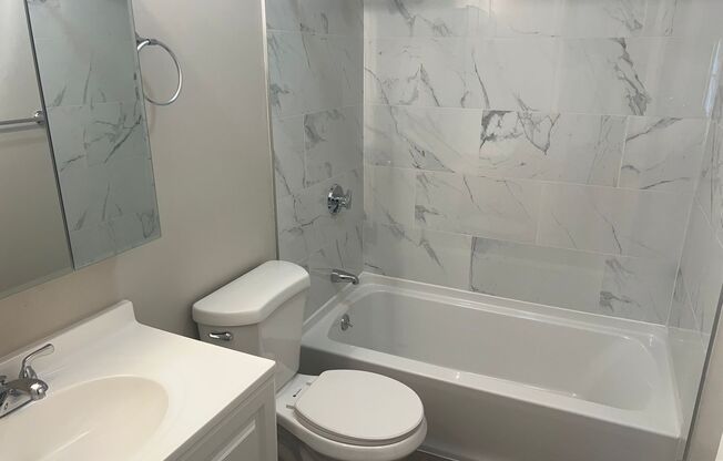 2 beds, 1 bath, 680 sqft, $2,400, Unit 27-25