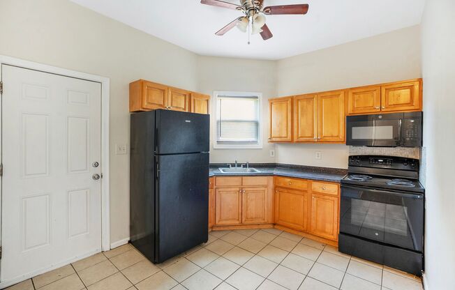 2 beds, 1 bath, $1,000, Unit Unit 1A