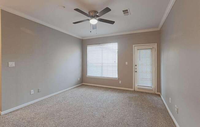 2 beds, 1 bath, 912 sqft, $1,516