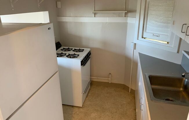 Studio, 1 bath, 450 sqft, $1,195, Unit 306