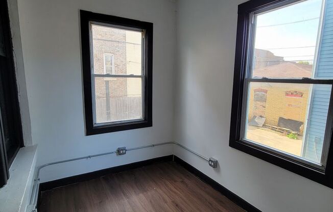 2 beds, 1 bath, $1,600, Unit 1F