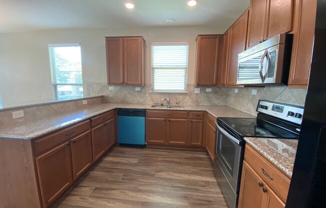 3 Bed/2.5 Bathroom~ Multiple Living Spaces~ Located near Lackland AFB!
