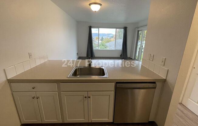 SE Portland - 2BD I 1BA Apt - Top Floor w/ Balcony!