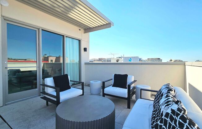 2 beds, 2 baths, 905 sqft, $4,025, Unit 203