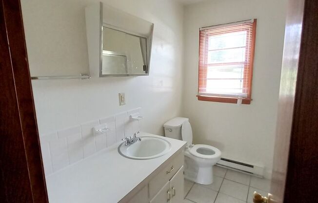 2 beds, 1 bath, 903 sqft, $1,240, Unit M-5