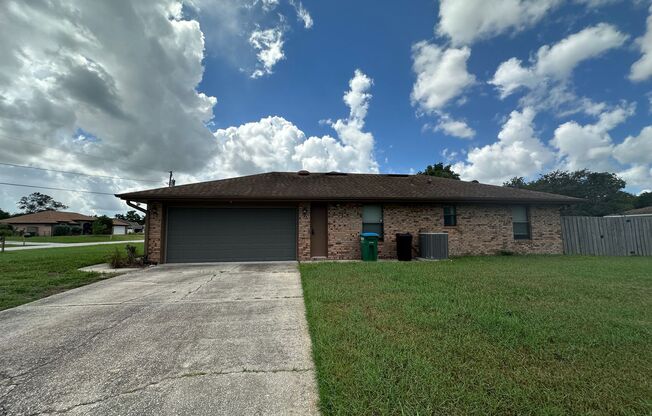 Incredible 3 Bedroom and 2 Bath Home in Deltona! Washer and Dryer INCLUDED!