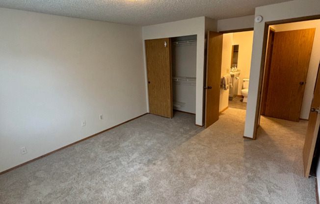 2 beds, 1 bath, 940 sqft, $1,825