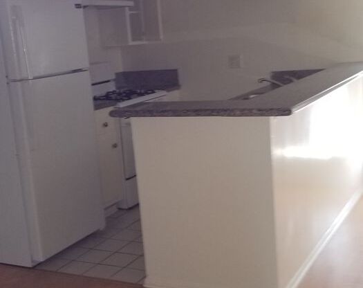 2 beds, 1 bath, $2,525, Unit 20