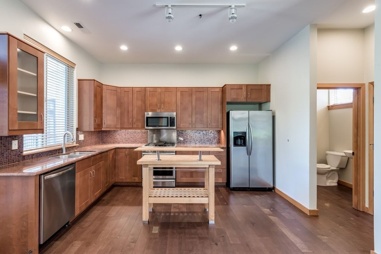 Luxury Three Bedroom Townhome in Johns Landing!