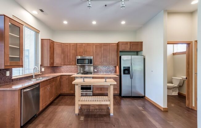 Luxury Three Bedroom Townhome in Johns Landing!