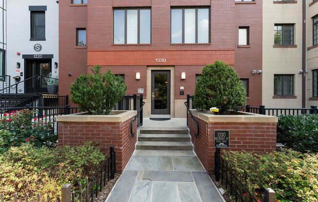 Available Now! 1 Bedroom + Den In Adams Morgan/ Dupont/ U Street