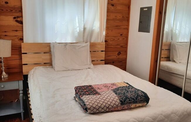 $950 - 2 Bedroom / 1 Bath Fully Furnished Log Cabin Near Cherokee