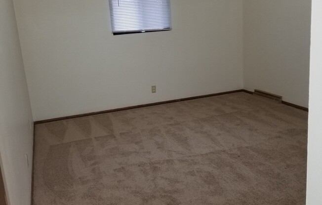 2 beds, 1 bath, $900, Unit 619-4