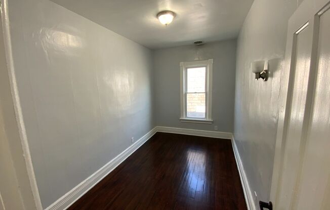 3 beds, 1 bath, $1,010, Unit 3 East