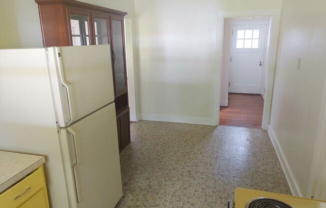 2 beds, 1 bath, 1,072 sqft, $950, Unit 469 Cemetery Road