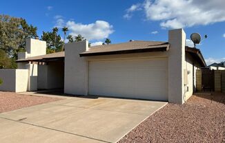 Charming 3 Bed 2 Bath home in Mesa with community pool and big backyard