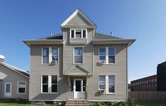 910/912 W 3rd St.