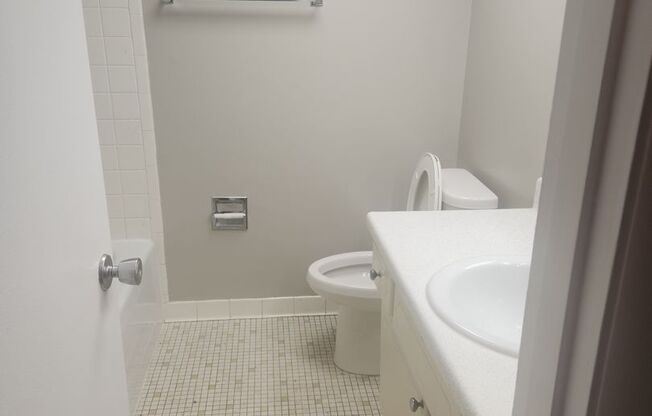 1 bed, 1 bath, 832 sqft, $1,219, Unit WG2-109