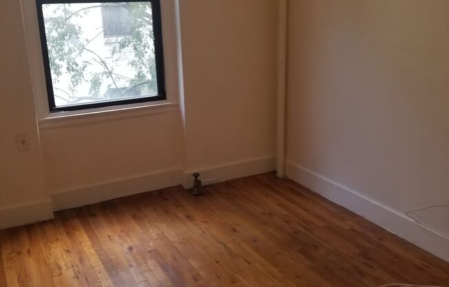 2 beds, 1 bath, $2,500, Unit 3H