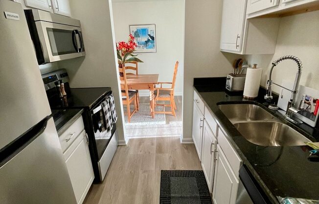 2 beds, 1 bath, 888 sqft, $1,150