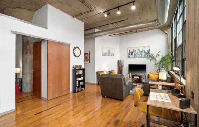 1 bed, 1 bath, 790 sqft, $1,100, Unit 212