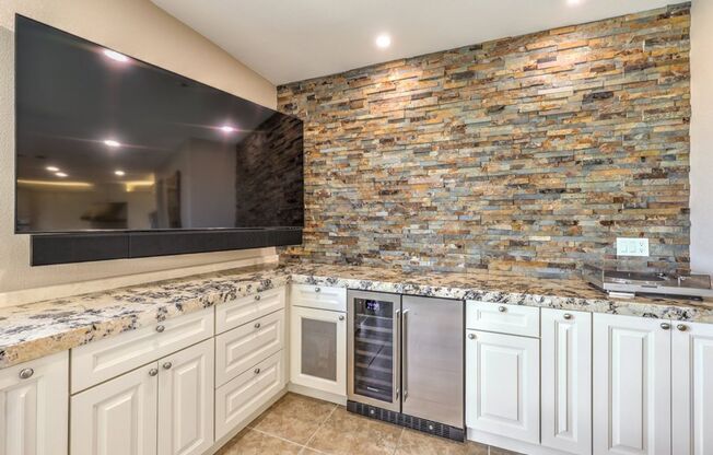 3 beds, 3 baths, $6,995