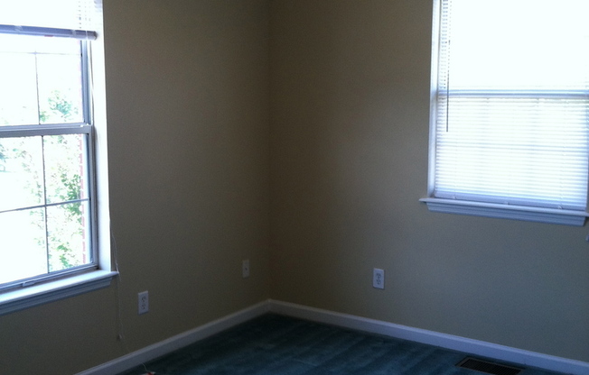 3bed/2bath duplex in Twin City for August!