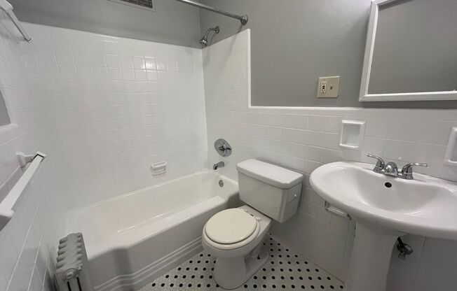 2 beds, 1 bath, 800 sqft, $1,960, Unit 6230 Fifth Ave. #123E