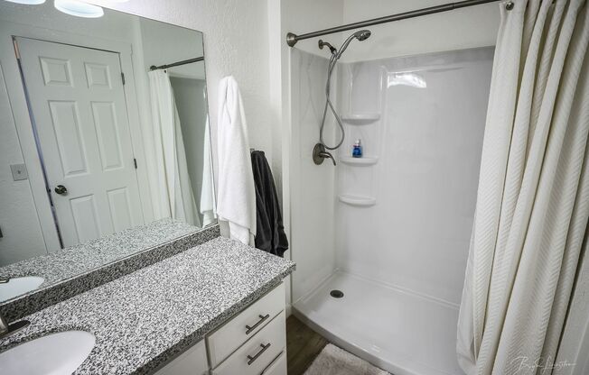 2 beds, 1 bath, $1,250, Unit Unit 175