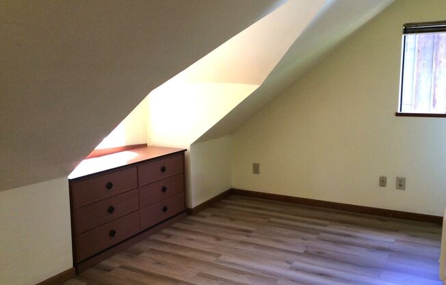 Studio Garage Apartment - Des Moines - Available Now! Utilities Included!