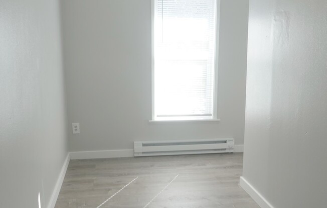 3 beds, 1 bath, $1,650, Unit 1756 Franklin Ave.- B