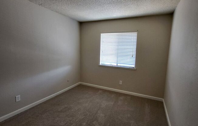 2 beds, 1 bath, $1,550, Unit 18