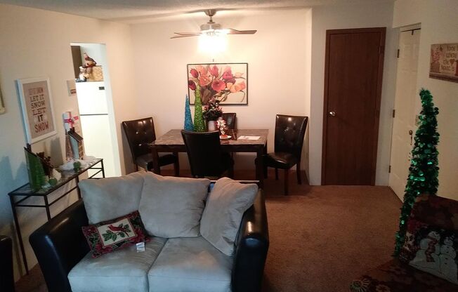 2 beds, 1 bath, 820 sqft, $1,050, Unit 5350-02