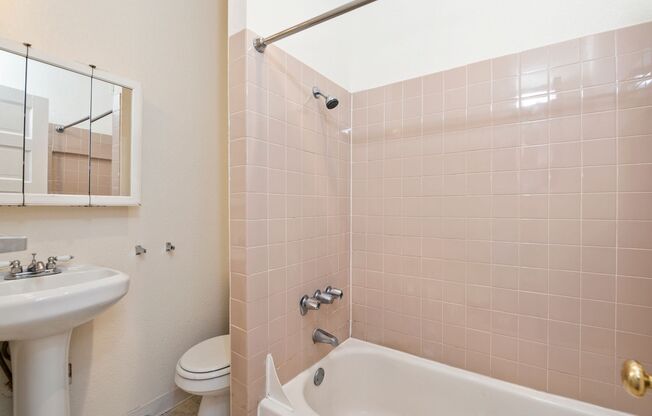 Studio, 1 bath, 400 sqft, $1,195, Unit B02
