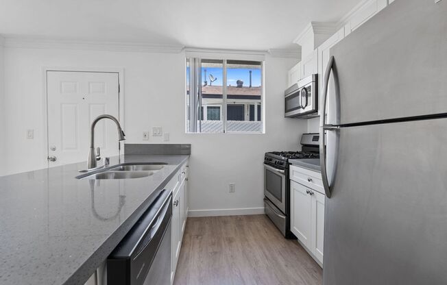 Spacious 2-Bed / 2-Bath Apartment in Prime Hollywood Location