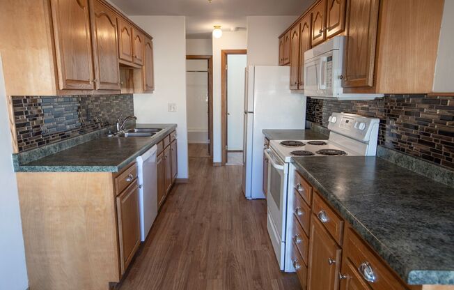 2 beds, 1 bath, 1,070 sqft, $1,670, Unit 1955-120