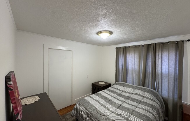 2 beds, 1 bath, 800 sqft, $2,400, Unit 27