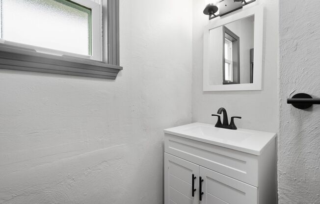 Newly renovated 2 Bedroom home in McKees Rocks Available Now!