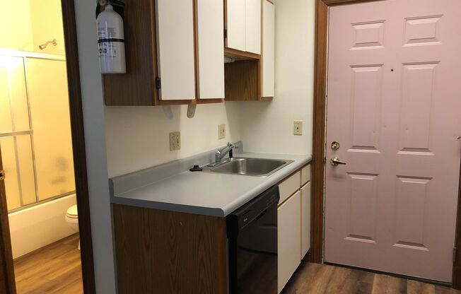 2 beds, 1 bath, $980, Unit 7