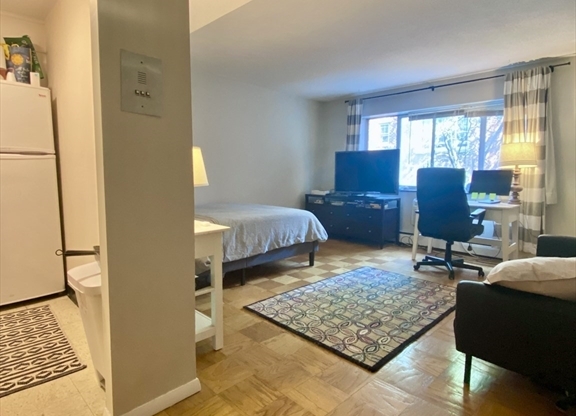 Studio, 1 bath, 390 sqft, $2,100, Unit 45