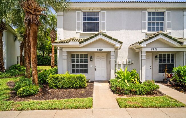 Beautiful Townhome 2-bedroom, 2.5-bathroom  in the desirable Fort Myers