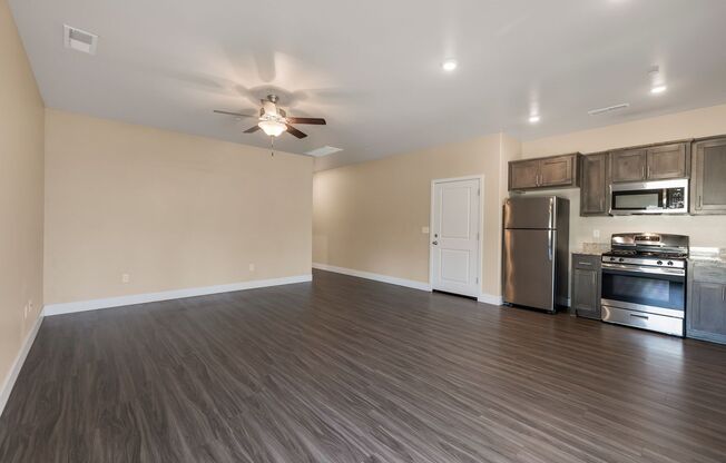 1 bed, 1 bath, 1,090 sqft, $1,395, Unit 31