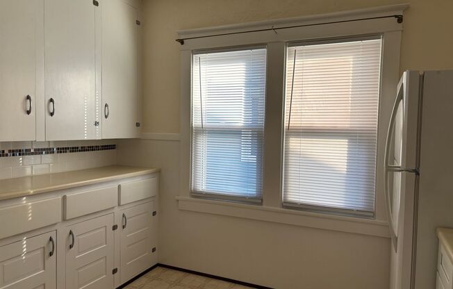 1 bed, 1 bath, 550 sqft, $950, Unit 139 Carmel Rd.