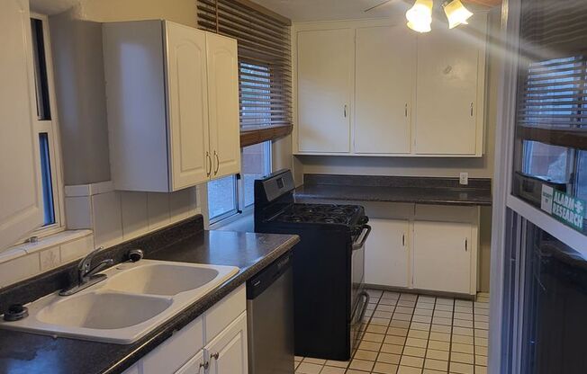 2 beds, 1 bath, 800 sqft, $1,250