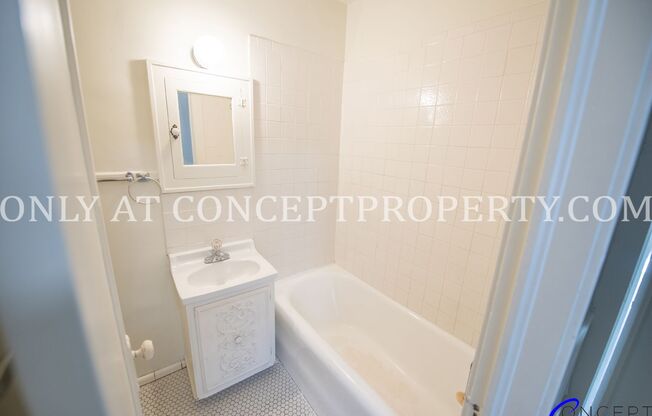 1 bed, 1 bath, 500 sqft, $999, Unit 25 - R