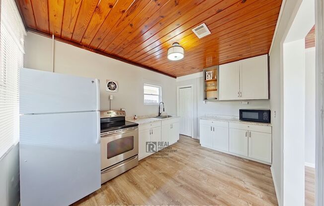 Charming 2 Bed, 2 Bath Home in Crestview, FL - Just a Short Walk to Downtown Crestview