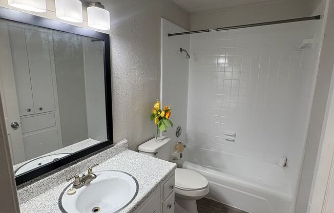 2 beds, 2 baths, 931 sqft, $1,450, Unit 13-1302
