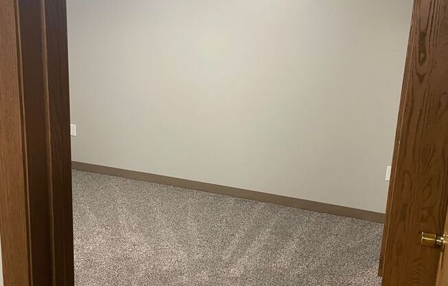 1 bed, 1 bath, 1 sqft, $895, Unit 1038 Fond du Lac Ave Unit 209