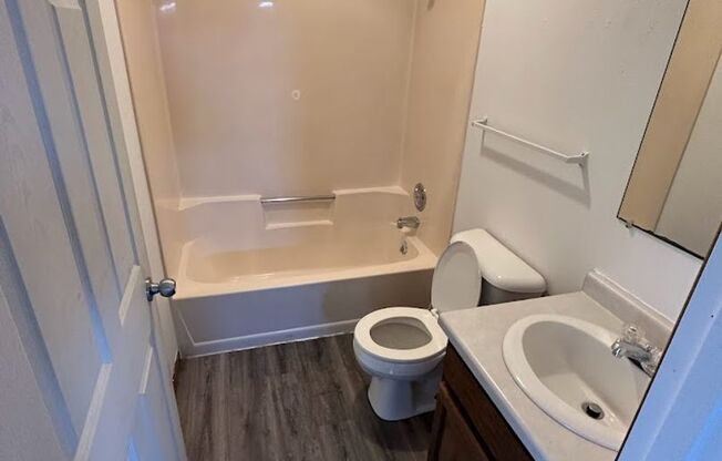 2 beds, 1 bath, $995