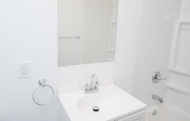 2 beds, 1 bath, $1,350, Unit 308